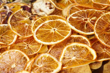 kurutulmuş elma ve portakal