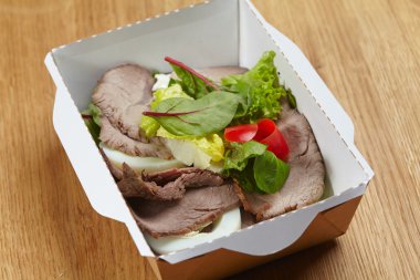 Sebze ve Yeşiller ile pişmiş et