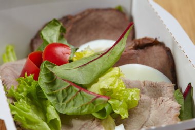 Sebze ve Yeşiller ile pişmiş et