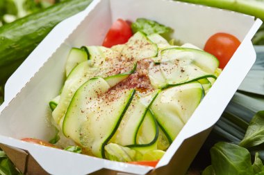 Vejetaryen yemek sebze karton kutu içinde