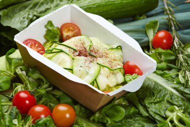 Vejetaryen yemek sebze karton kutu içinde