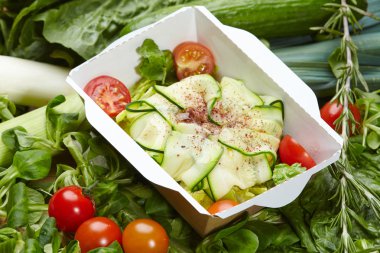 Vejetaryen yemek sebze karton kutu içinde