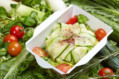 Vejetaryen yemek sebze karton kutu içinde