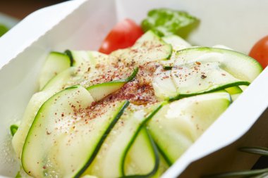 Vejetaryen yemek sebze karton kutu içinde