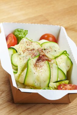 Vejetaryen yemek sebze karton kutu içinde