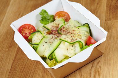 Vejetaryen yemek sebze karton kutu içinde