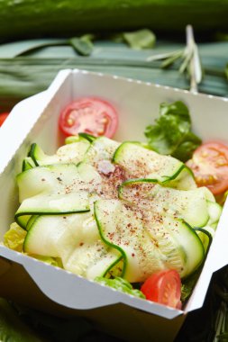 Vejetaryen yemek sebze karton kutu içinde