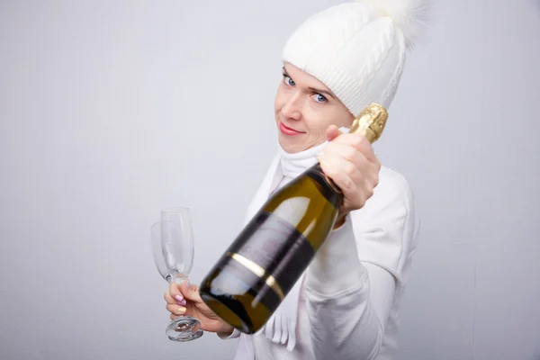 Jeune belle femme avec champagne — Photo