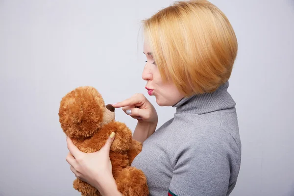 Mulher com ursinho de pelúcia — Fotografia de Stock