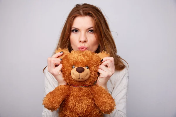 Chica con un osito de peluche —  Fotos de Stock