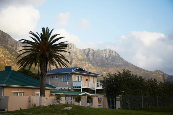 Дома и горы ЮАР — стоковое фото