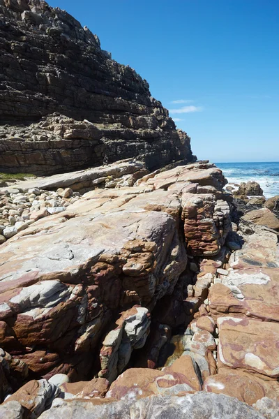 Deniz manzarası kayalık sahilleri ile — Stok fotoğraf