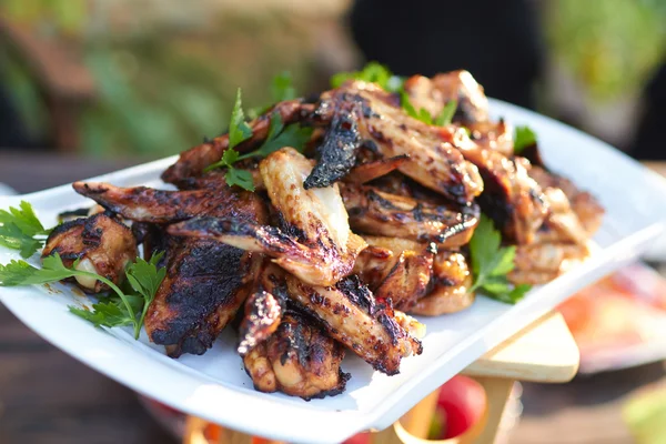 Alitas de pollo a la parrilla —  Fotos de Stock