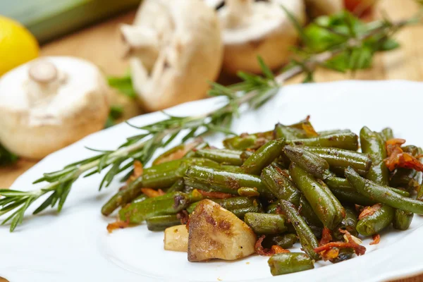 Leckere geschmorte grüne Bohnen mit Champignons — Stockfoto