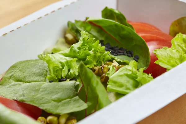 Вегетаріанське блюдо овочі в картонну коробку — стокове фото