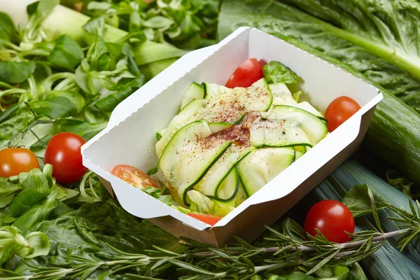 골 판지 상자에 채식 요리 야채 — 스톡 사진