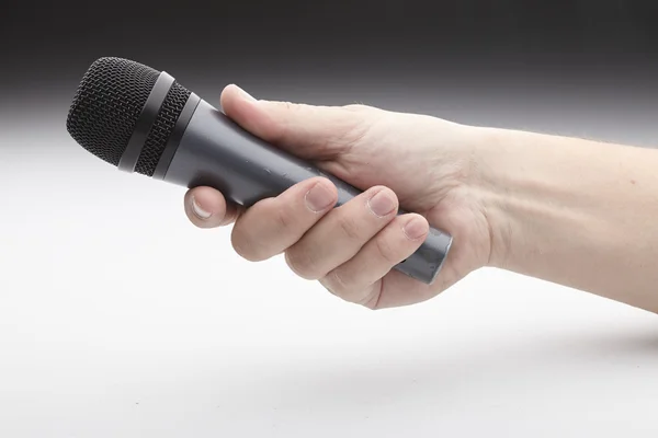 Microfone na mão do homem — Fotografia de Stock