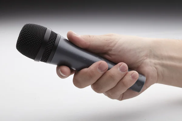 Micrófono en la mano del hombre — Foto de Stock