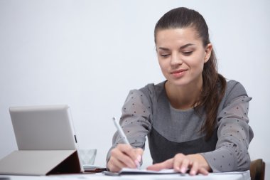 iş kadını bir Not Defteri'nde yazma