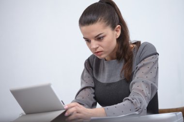 Tabletli bir iş kadını.