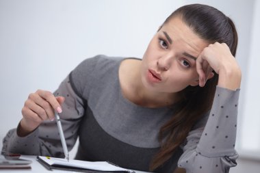 iş kadını bir Not Defteri'nde yazma