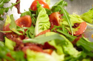 Büyük kase sebze salatası