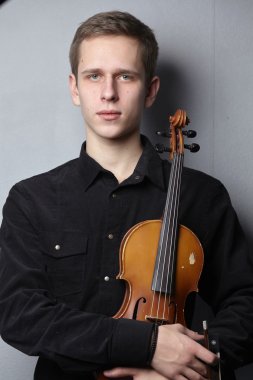 Keman ile genç adam