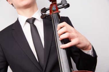 Genç adam oyun çello