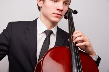Çello çalan adam