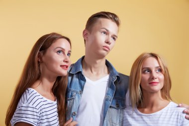 Üç genç öğrenciler 