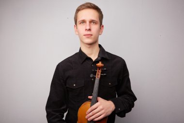 Keman ile genç adam