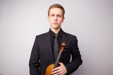 Keman ile genç adam