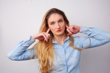 Güzel kadın dinlerken durur 