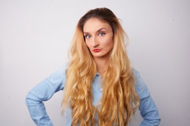 Üzgün genç sarışın kız