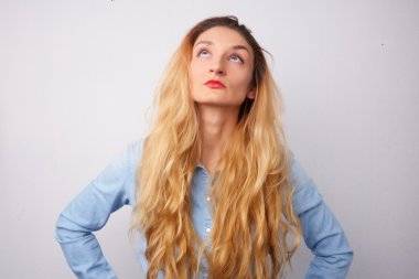 Üzgün genç sarışın kız