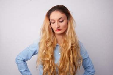 Üzgün genç sarışın kız