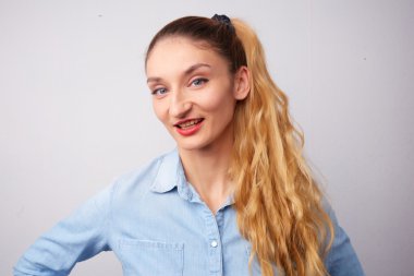 Güzel, gülümseyen kadın