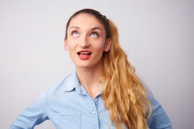 Güzel sarışın kadın merak ettim 