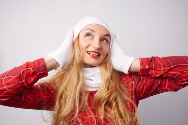 Güzel kız beyaz şapka ve atkı