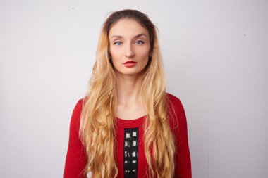 Üzgün genç sarışın kız