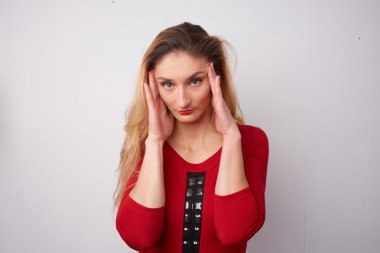 Migren ile genç kadın