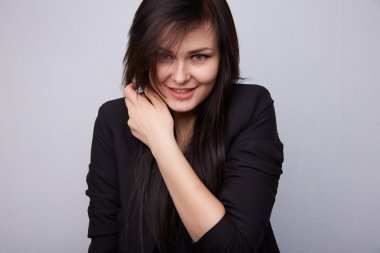 Gülümseyen genç güzel esmer