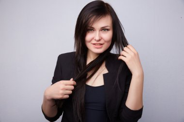 Gülümseyen genç güzel esmer