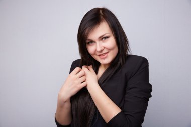 Gülümseyen genç güzel esmer