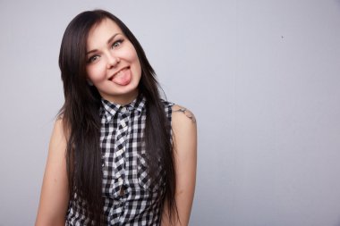 Güzel esmer gösteren dil