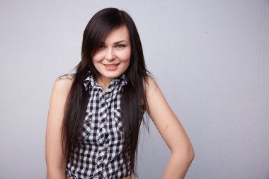 Gülümseyen genç güzel esmer