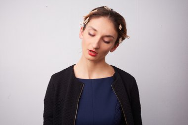 genç kadın clothespins ile