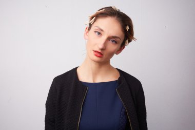 genç kadın clothespins ile