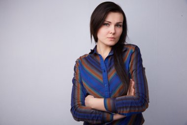 Genç güzel esmer ciddi rahatsız