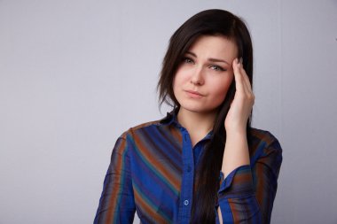 Genç güzel esmer baş ağrısı hissediyor